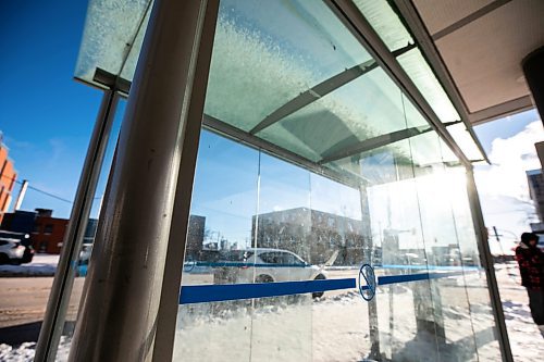 MIKAELA MACKENZIE / FREE PRESS

A bus shelter in front of the HSC Sherbrooke Street entrance on Wednesday, Dec. 31, 2025. Winnipeg Transit installed shatter-proof bus shelter panels in high-use areas, like in front of health care centres and retirement homes, and they have proven successful in their first two months of use.

For Nicole story.
Free Press 2025