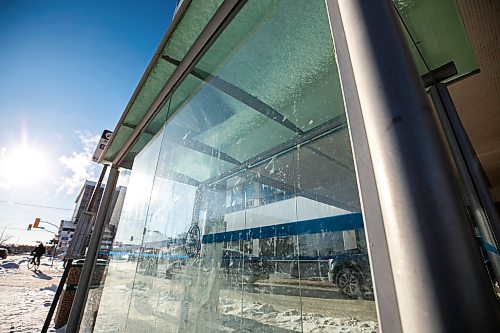 MIKAELA MACKENZIE / FREE PRESS

A bus shelter in front of the HSC Sherbrooke Street entrance on Wednesday, Dec. 31, 2025. Winnipeg Transit installed shatter-proof bus shelter panels in high-use areas, like in front of health care centres and retirement homes, and they have proven successful in their first two months of use.

For Nicole story.
Free Press 2025