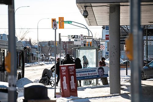 MIKAELA MACKENZIE / FREE PRESS

A bus shelter in front of the HSC Sherbrooke Street entrance on Wednesday, Dec. 31, 2025. Winnipeg Transit installed shatter-proof bus shelter panels in high-use areas, like in front of health care centres and retirement homes, and they have proven successful in their first two months of use.

For Nicole story.
Free Press 2025