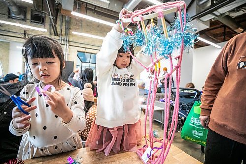 MIKAELA MACKENZIE / FREE PRESS
Eleanor (five, left), and Cielo (two) enjoy crafting pajaki (Polish folk art chandeliers, which are said to attract good luck) at New Yearճ Day festivities at The Forks on Thursday, Jan. 1, 2026.
Standup.
Free Press 2026