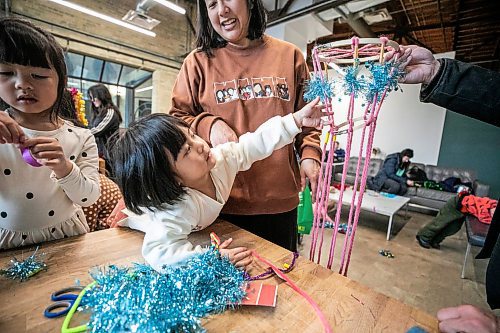 MIKAELA MACKENZIE / FREE PRESS
Eleanor (five, left), Cielo (two), and Christianne enjoy crafting pajaki (Polish folk art chandeliers, which are said to attract good luck) at New Yearճ Day festivities at The Forks on Thursday, Jan. 1, 2026.
Standup.
Free Press 2026