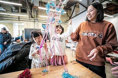 MIKAELA MACKENZIE / FREE PRESS

Eleanor (five, left), Cielo (two), and Christianne enjoy crafting pajaki (Polish folk art chandeliers, which are said to attract good luck) at New Yearճ Day festivities at The Forks on Thursday, Jan. 1, 2026.

Standup.
Free Press 2026