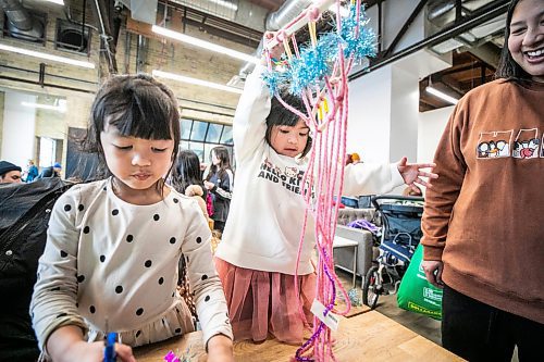 MIKAELA MACKENZIE / FREE PRESS

Eleanor (five, left), Cielo (two), and Christianne enjoy crafting pajaki (Polish folk art chandeliers, which are said to attract good luck) at New Yearճ Day festivities at The Forks on Thursday, Jan. 1, 2026.

Standup.
Free Press 2026