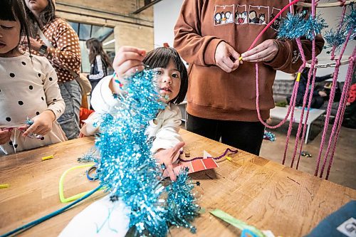 MIKAELA MACKENZIE / FREE PRESS

Cielo (two) enjoys crafting pajaki (Polish folk art chandeliers, which are said to attract good luck) at New Yearճ Day festivities at The Forks on Thursday, Jan. 1, 2026.

Standup.
Free Press 2026