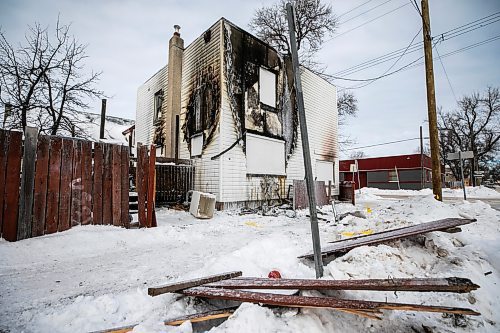 MIKAELA MACKENZIE / FREE PRESS
The scene of a fire at 442 McDermot Avenue on Friday, Jan. 2, 2026.
For Ѡstory.
Free Press 2026