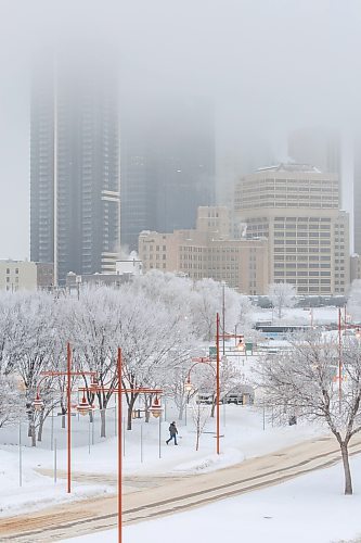 MIKE DEAL / FREE PRESS
A pedestrian makes there way past hoarfrost covered trees at The Forks Monday morning as low clouds drape over Winnipeg’s Downtown. Temperatures should warm up to around -4C by the afternoon.
Standup
260105 - Monday, January 05, 2026.