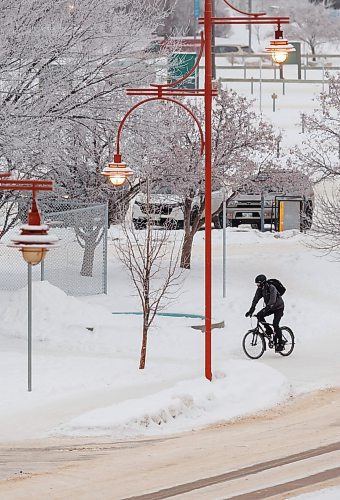 MIKE DEAL / FREE PRESS
A cyclist makes there way through The Forks Monday morning as temperatures warm up to around -4C by the afternoon.
Standup
260105 - Monday, January 05, 2026.