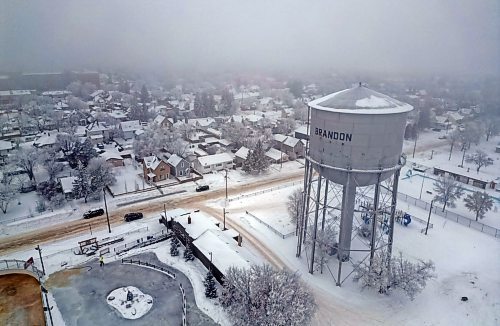 05012025
Fog hangs over a frost-covered Brandon on a mild Monday. 
(Tim Smith/The Brandon Sun)