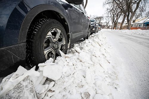 MIKAELA MACKENZIE / FREE PRESS
A parked car on Ashburn Street, which plows had to navigate around while clearing streets, on Tuesday, Dec. 23, 2025.
For Joyanne story.
Free Press 2025