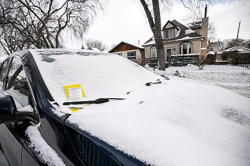 MIKAELA MACKENZIE / FREE PRESS
A parked car on Ashburn Street, which plows had to navigate around while clearing streets, on Tuesday, Dec. 23, 2025.
For Joyanne story.
Free Press 2025