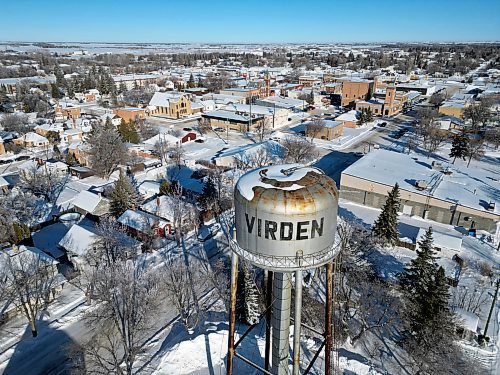 The historic water tower in Virden looms above the town on a sunny Wednesday. (Tim Smith/The Brandon Sun)default