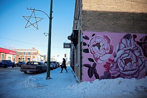 A woman walks to her car in downtown Virden on Wednesday. The town has been under a drinking water quality advisory since Dec. 19. (Tim Smith/The Brandon Sun)