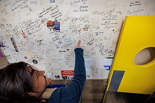MIKE DEAL / FREE PRESS
Chef Mandel Hitzer looks at the celebrity wall in the kitchen of his restaurant Deer + Almond at 85 Princess Street. 
Reporter: Malak Abas
260107 - Wednesday, January 07, 2026.