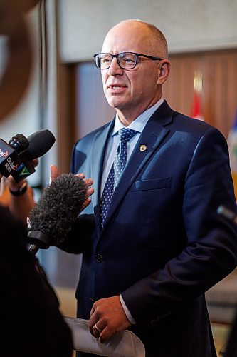 MIKE DEAL / FREE PRESS
Mayor Scott Gillingham talks to the media outside his office at City Hall Wednesday afternoon.
Reporter: Joyanne Pursaga and Scott Billeck
260107 - Wednesday, January 07, 2026.