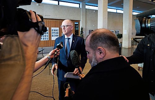 MIKE DEAL / FREE PRESS
Mayor Scott Gillingham talks to the media outside his office at City Hall Wednesday afternoon.
Reporter: Joyanne Pursaga and Scott Billeck
260107 - Wednesday, January 07, 2026.