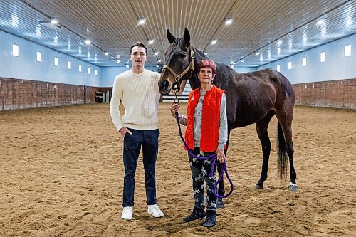 MIKE DEAL / FREE PRESS
Kaeden Power (left) and Lynda Walker (right) with retired race horse, Rita (StandupRita), at West Wind Stables, are volunteers with Prairie Strides Inc., an organization that provides horseback riding programs for children with disabilities. 
Reporter: Aaron Epp
260108 - Thursday, January 08, 2026.