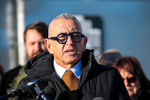 MIKAELA MACKENZIE / FREE PRESS

MLA Jeff Bereza speaks to the media, opposing the proposed supervised consumption site, outside of 366 Henry Avenue on Thursday, Jan. 8, 2026.

For Chris story.
Free Press 2026