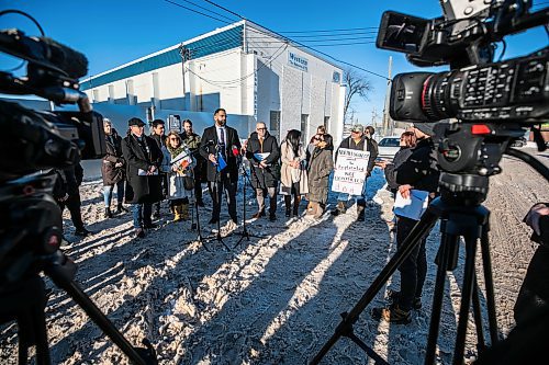 MIKAELA MACKENZIE / FREE PRESS

PC leader Obby Khan speaks to the media, opposing the proposed supervised consumption site, outside of 366 Henry Avenue on Thursday, Jan. 8, 2026.

For Chris story.
Free Press 2026