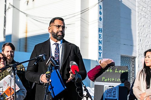 MIKAELA MACKENZIE / FREE PRESS

PC leader Obby Khan speaks to the media, opposing the proposed supervised consumption site, outside of 366 Henry Avenue on Thursday, Jan. 8, 2026.

For Chris story.
Free Press 2026