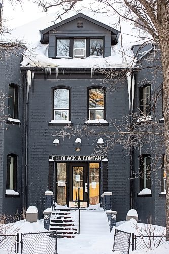 MIKAELA MACKENZIE / WINNIPEG FREE PRESS

36 Roslyn Road, also known as the John C. Falls house, in Winnipeg on Thursday, Feb. 3, 2022. A consultant for the owner of the building is requesting permission to remove it from the historical buildings and resources list, which protects it against demolition. For Joyanne story.
Winnipeg Free Press 2022.