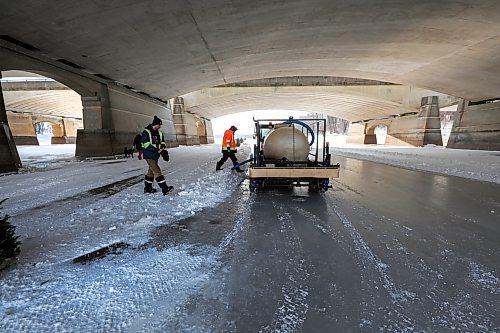 Ruth Bonneville / Free Press
Local Forks Skating to Churchill
Crews flood the trail starting at the Queen Elizabeth Bridge heading south Friday.
Maintenance crews with The Forks prepare the river trail from Queen Elizabeth Bridge to The Winnipeg Canoe and Kayak Centre on Churchill Drive Friday afternoon.
Near-perfect freezing conditions made it possible for the Nestaweya River Trail to open for winter season early, January 1st, on the Assiniboine River and the trail on the Red River along Churchill Drive should be open by this weekend.
Jan 9th, 2026
