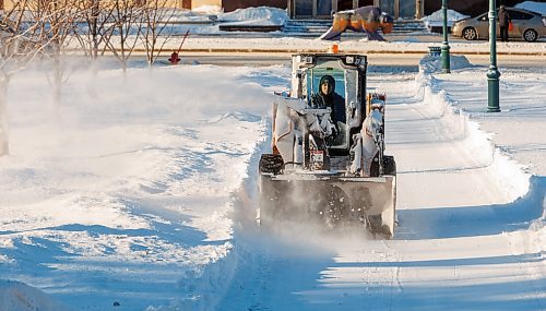 MIKE DEAL / FREE PRESS
A ground maintenance crew member clears walkways at the Manitoba Legislative Building as morning temperatures hovered around -27C.
standup
260119 - Monday, January 19, 2026.