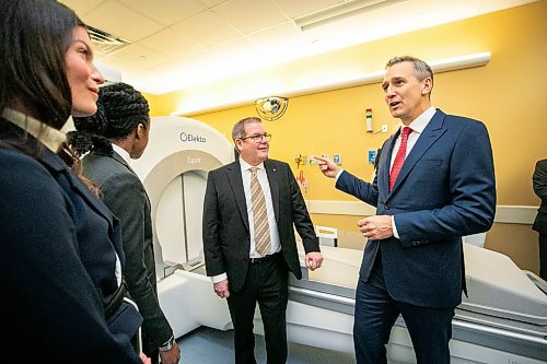 MIKAELA MACKENZIE / FREE PRESS
Dr. Anthony Kaufmann, neurosurgeon (right), talks with Katie Hall Hursh, board chair (left), Uzoma Asagwara, health minister, and Jonathon Lyon, HSC Foundation president and CEO, at the unveiling of a newer Gamma Knife brain surgery unit at the Health Sciences Centre on Monday, Jan. 19, 2026.
For Maggie story.
Free Press 2026