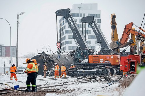 JOHN WOODS / WINNIPEG FREE PRESS
CN crews work on cleaning up a train derailment between pembina and the Southwest bus transitway Sunday, December 28, 2025. The location is just east of Pembina at Stafford.

reporter: aaron