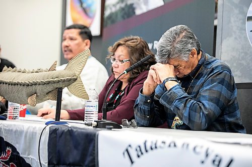 MIKAELA MACKENZIE / FREE PRESS
Tataskweyak Cree Nation elder Ken Kitchekeesik has an emotional moment at a press conference about Manitoba Hydroճ negative impact on sturgeon in the Churchill River on Thursday, Jan. 22, 2026.
For Chris story.
Free Press 2026
