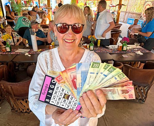 Steve MacNaull / Free Press
Maureen Mullin won a 3,200 peso (about $253 Canadian) Bingo Gringo prize pot.