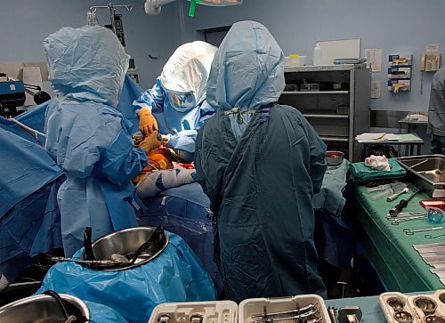 MIKE APORIUS/WINNIPEG FREE PRESS Dr. David Heddon, second from left, performs a hip-replacement surgery with Clinical Assistant Kerry Tenyck, far left, and team Tuesday at Concordia Hospital. - see Jenn Skerrit story October 31/2006