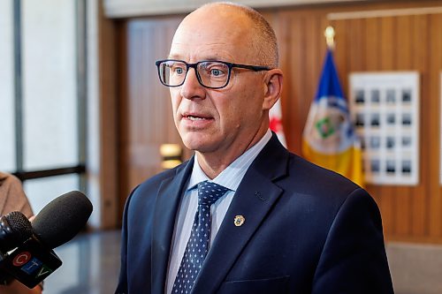 MIKE DEAL / FREE PRESS
Mayor Scott Gillingham talks to the media outside his office at City Hall Wednesday afternoon.
Reporter: Joyanne Pursaga and Scott Billeck
260107 - Wednesday, January 07, 2026.