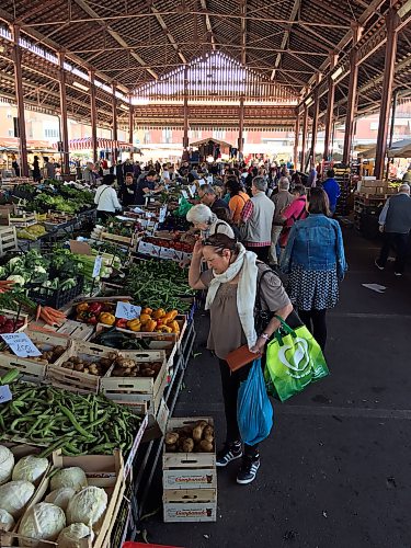 JASON HALSTEAD / FREE PRESS
The busy produce market in the town of Alba in the Piedmont region of northwest Italy.