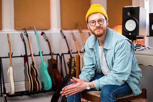 MIKAELA MACKENZIE / WINNIPEG FREE PRESS
Dylan MacDonald, a singer-songwriter who is releasing his album (Field Guide) tomorrow, poses for a portrait in his home in Winnipeg on Thursday, Oct. 27, 2022. For Ben Waldman story.
Winnipeg Free Press 2022.