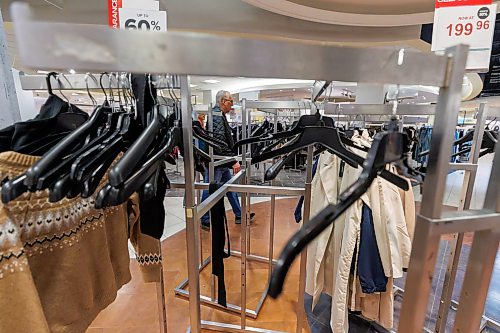 MIKE DEAL / FREE PRESS
The Hudson’s Bay store at the CF Polo Park Shopping Centre, Monday morning, as shoppers line up and prepare to hunt for any deal’s they can find.
Reporter: Malak Abas
250324 - Monday, March 24, 2025.