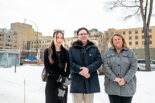 MIKAELA MACKENZIE / FREE PRESS

Morgan (left), Sherri, and Benji Ross (family of Stacey Ross) outside of St. Boniface Hospital on Tuesday, Feb. 17, 2026.


For Gabby story.
Free Press 2026