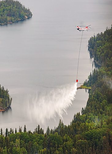 MIKE DEAL / FREE PRESS
Tour of the wildfire conditions around Flin Flon by helicopter.
Premier Wab Kinew takes a tour of the wildfires in northern Manitoba, making stops in Flin Flon and Thompson.
250612 - Thursday, June 12, 2025.