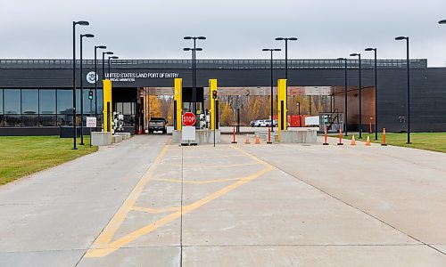 The United States port of entry at Warroad, Minn. Ottawa is advising First Nations people that status cards may not be enough identification to enter the United States, since “the acceptance of all status cards is entirely at the discretion of U.S. officials.” (Mike Deal/Winnipeg Free Press files)