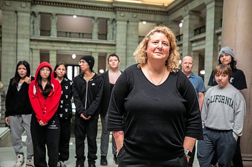 MIKAELA MACKENZIE / FREE PRESS
Sheri Ross (sister of St. Boniface ER heart attack victim Stacey Ross) with her grade nine R.B. Russel students at the Manitoba Legislative Building on Thursday, March 5, 2026.
For Tyler story.
Free Press 2026