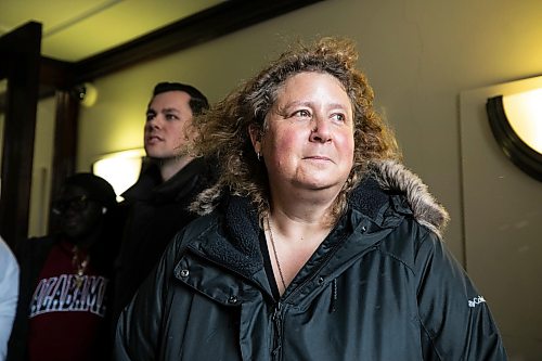 MIKAELA MACKENZIE / FREE PRESS
Sheri Ross (sister of St. Boniface ER heart attack victim Stacey Ross) with her grade nine R.B. Russel students at the Manitoba Legislative Building on Thursday, March 5, 2026.
For Tyler story.
Free Press 2026