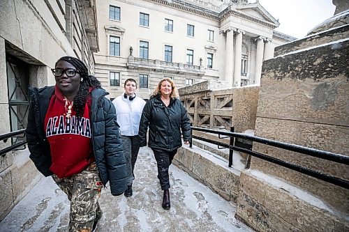 MIKAELA MACKENZIE / FREE PRESS

Sheri Ross (sister of St. Boniface ER heart attack victim Stacey Ross) with her grade nine R.B. Russel students at the Manitoba Legislative Building on Thursday, March 5, 2026.

For Tyler story.
Free Press 2026