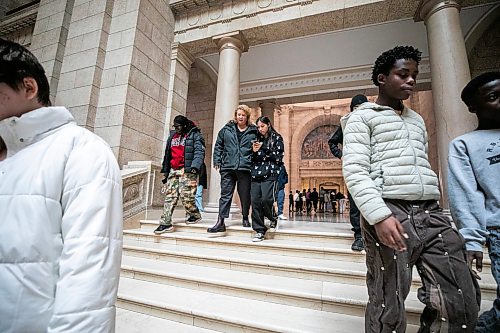 MIKAELA MACKENZIE / FREE PRESS
Sheri Ross (sister of St. Boniface ER heart attack victim Stacey Ross) with her grade nine R.B. Russel students at the Manitoba Legislative Building on Thursday, March 5, 2026.
For Tyler story.
Free Press 2026