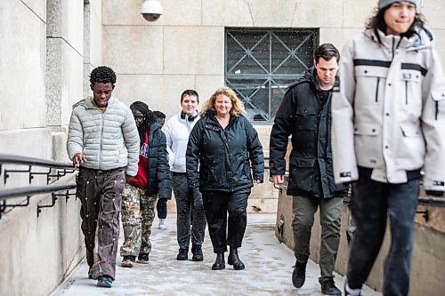 MIKAELA MACKENZIE / FREE PRESS
Sheri Ross (sister of St. Boniface ER heart attack victim Stacey Ross) with her grade nine R.B. Russel students at the Manitoba Legislative Building on Thursday, March 5, 2026.
For Tyler story.
Free Press 2026