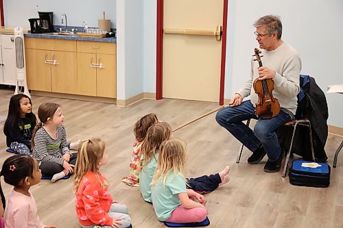 Instructor Robert Richardson speaks to children about playing the violin during a lesson on Friday afternoon at the Brandon Public Library. Twelve children from the ages of three and six are registered for the weekly violin program. (Tessa Adamski/ The Brandon Sun)