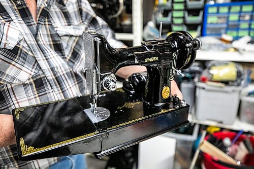 MIKAELA MACKENZIE / FREE PRESS

Dave Johnsonճ antique sewing machines on Tuesday, March 17, 2026. 

For Dave story.
Free Press 2026