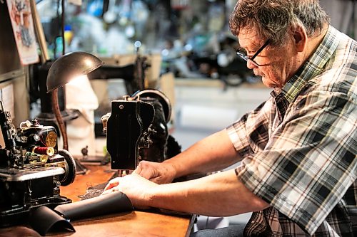 MIKAELA MACKENZIE / FREE PRESS

Dave Johnson sews leather with one of his antique sewing machines on Tuesday, March 17, 2026. 

For Dave story.
Free Press 2026