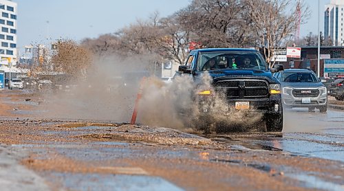 MIKE DEAL / FREE PRESS
Vehicles send huge splashes of melt-water while heading south on Pembina Hwy Friday as temperatures were set to reach 4C.
260320 - Friday, March 20, 2026.