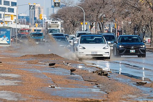 MIKE DEAL / FREE PRESS
Vehicles send huge splashes of melt-water while heading south on Pembina Hwy Friday as temperatures were set to reach 4C.
260320 - Friday, March 20, 2026.