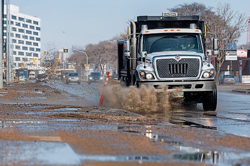 MIKE DEAL / FREE PRESS
Vehicles send huge splashes of melt-water while heading south on Pembina Hwy Friday as temperatures were set to reach 4C.
260320 - Friday, March 20, 2026.