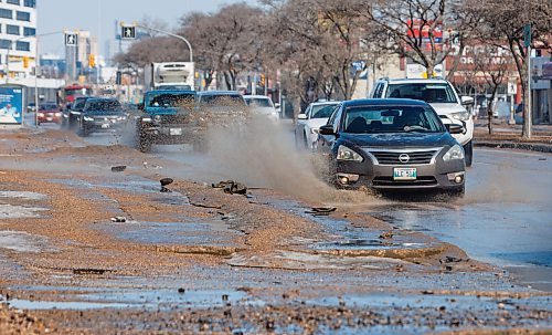 MIKE DEAL / FREE PRESS
Vehicles send huge splashes of melt-water while heading south on Pembina Hwy Friday as temperatures were set to reach 4C.
260320 - Friday, March 20, 2026.